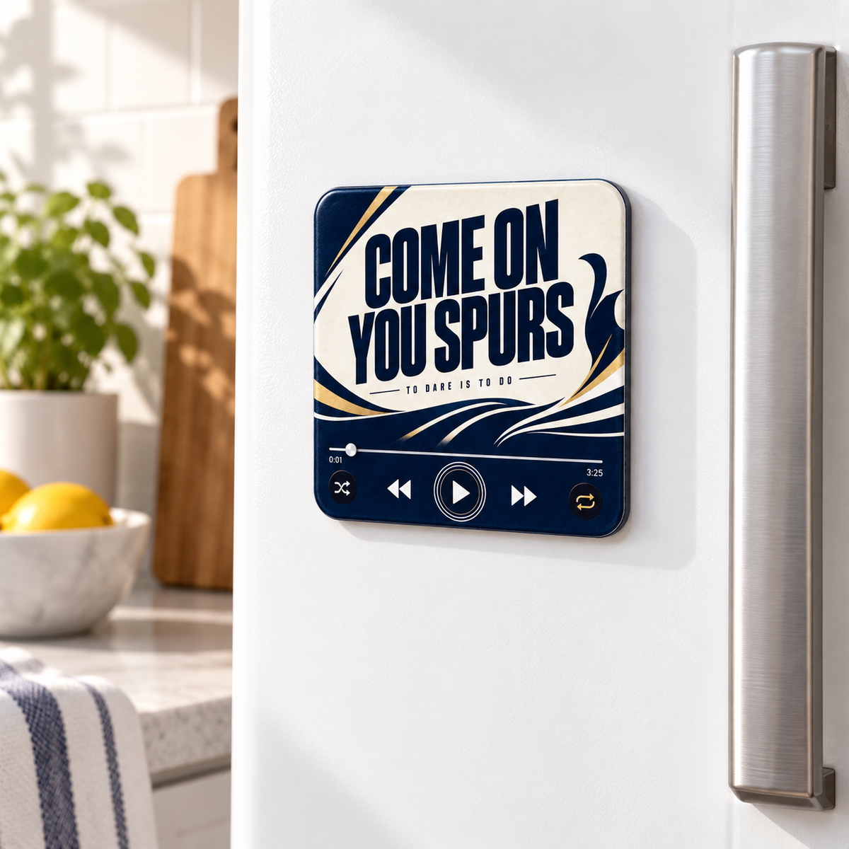 North London White Fußball-Sound-Magnet an einem Kühlschrank
