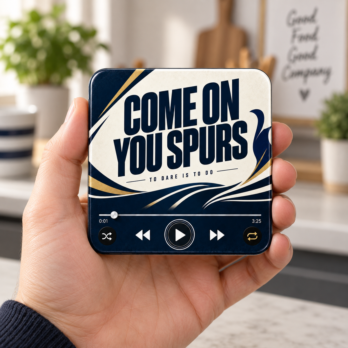 North London White Fußball-Sound-Magnet in der Hand