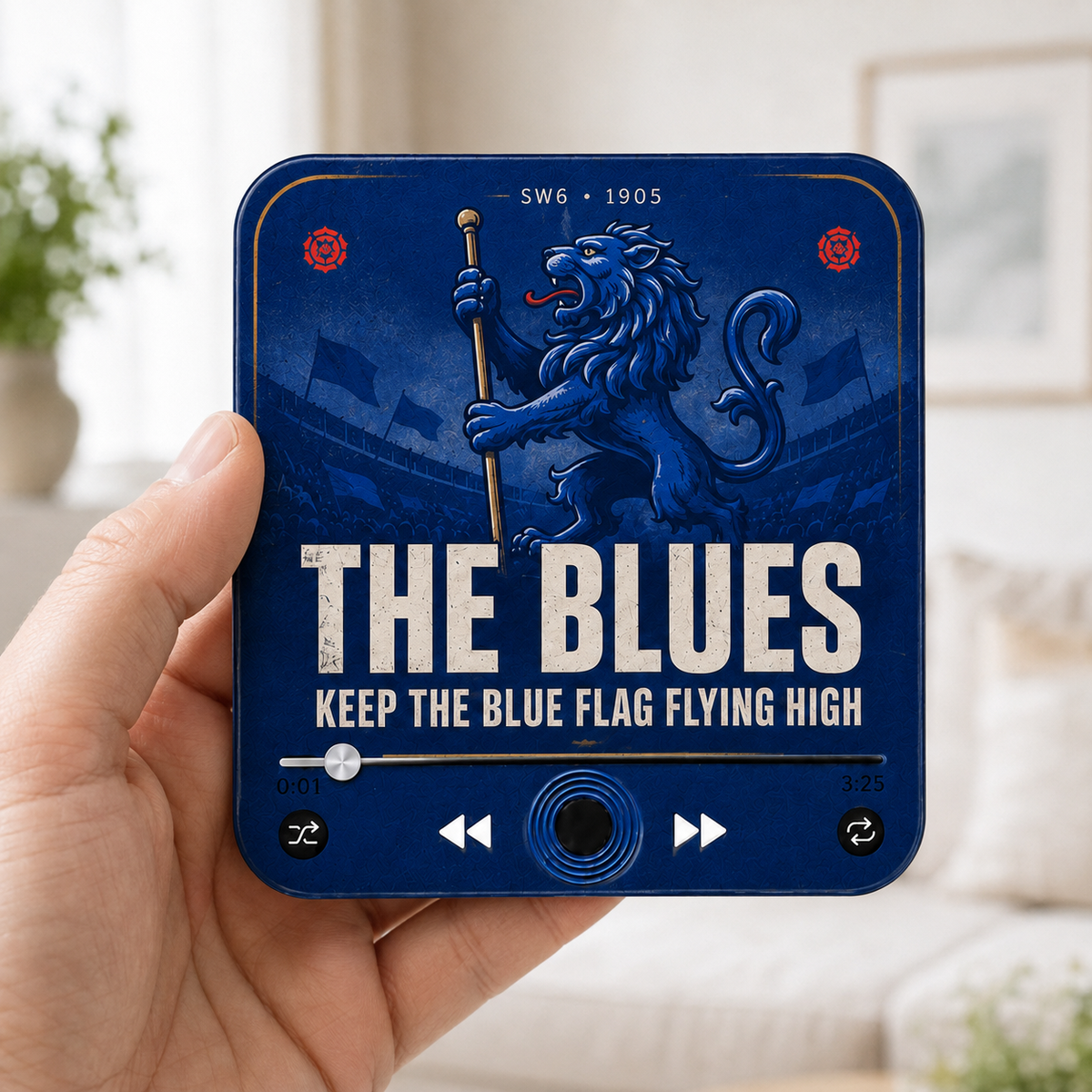 West London Blues Fußball-Soundmagnet in der Hand gehalten